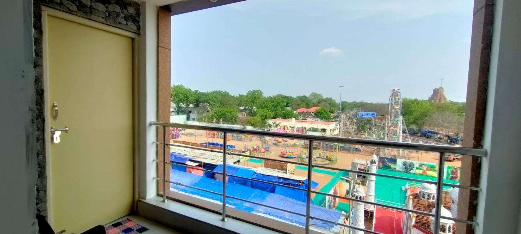 Srirathna Temple View Inn Tandzsávúr Kültér fotó